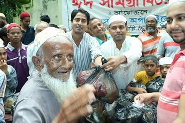 জৈন্তাপুর স্বপ্নীল সোশ্যাল অর্গানাইজেশনের উদ্যোগে অসহায় মানুষের মধ্যে ঈদ সামগ্রী বিতরণ