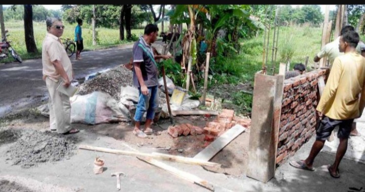 বিশ্বনাথে এলজিইডি সড়কের ভুমি দখল করে সীমানা প্রাচীর নির্মাণ