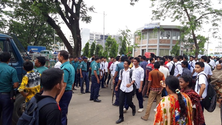 শিক্ষার্থীদের লাইসেন্স পরীক্ষায় আটকে গেল পুলিশের গাড়ি