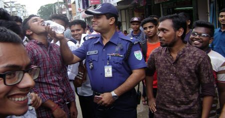 শিক্ষার্থীদের মুখে পানি তোলে দিলেন সিলেট কোতয়ালীর সাবেক ওসি সোহেল