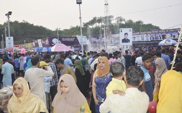 ছুটির দিনে সিলেটের বাণিজ্য মেলায় দর্শনার্থীদের ঢল