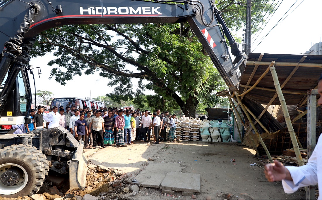 ক্বীন ব্রিজ সংলগ্ন অবৈধ স্থাপনা গুড়িয়ে দিলো সিসিক