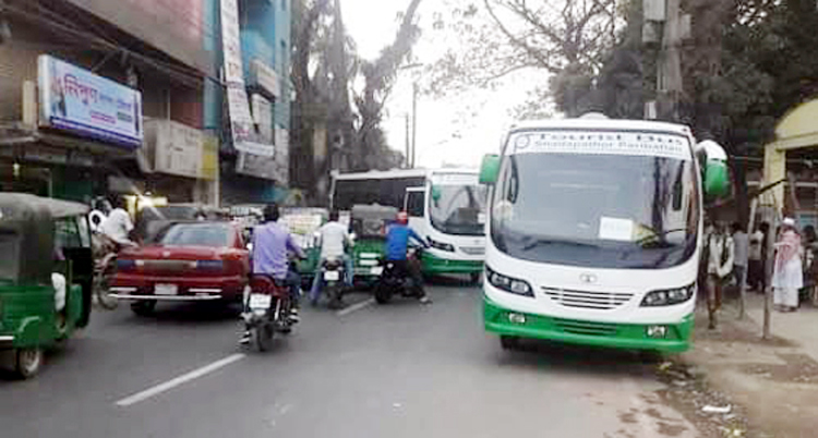 নগরীর মজুমদারীতে সাদাপাথর পরিবহনে তীব্র যানজট