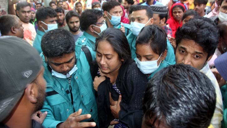 প্রতিবন্ধী রিকশাচালককে পিটিয়ে হত্যা, স্ত্রীসহ পুলিশ সদস্য গ্রেফতার