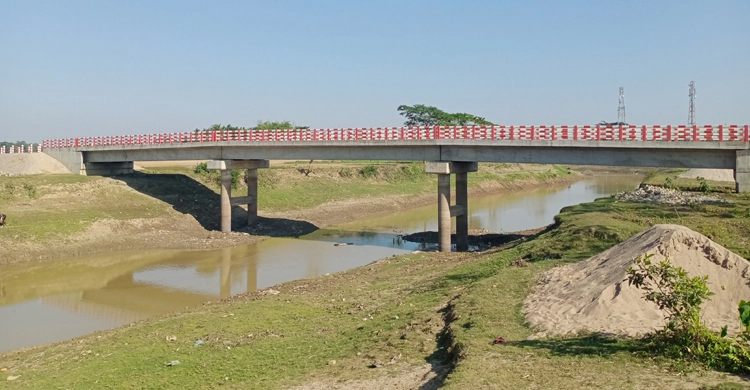 সুনামগঞ্জে তিন কোটি টাকার সেতু যখন গলার কাটা