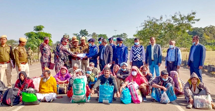 ভারতে সাজা ভোগের পর শেওলা শুল্ক বন্দর দিয়ে দেশে ফিরলেন ১৯ নারী-পুরুষ