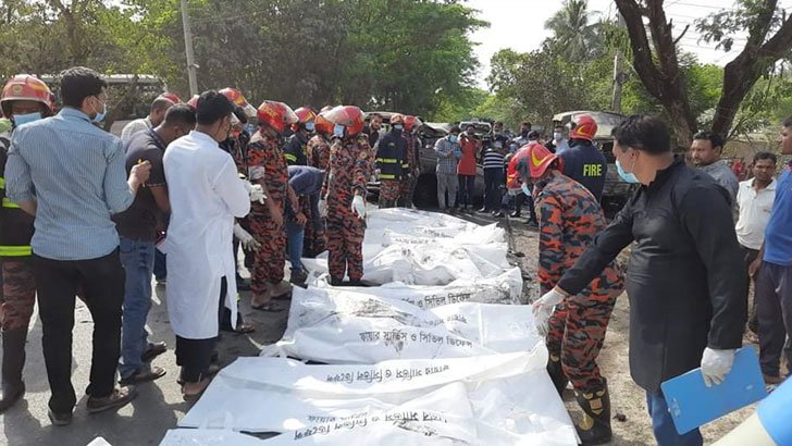 গাড়ি থেকে বের করা হলো একের পর এক পোড়া লাশ