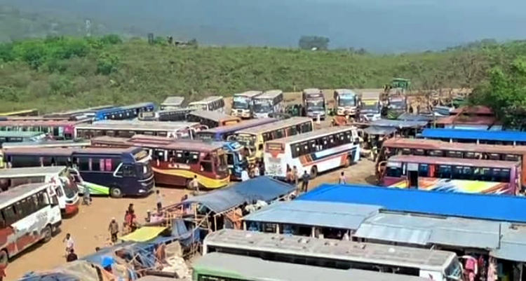 প্রকৃতি কন্যা জাফলংয়ে পর্যটকদের উপচেপড়া ভিড়, গাড়ি পার্কিংয়ে স্থান নেই