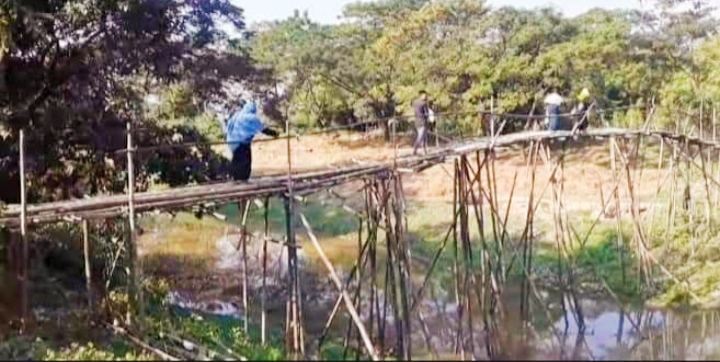 বিশ্বনাথে সাঁকো দিয়ে পার হচ্ছেন একাধিক গ্রামবাসী