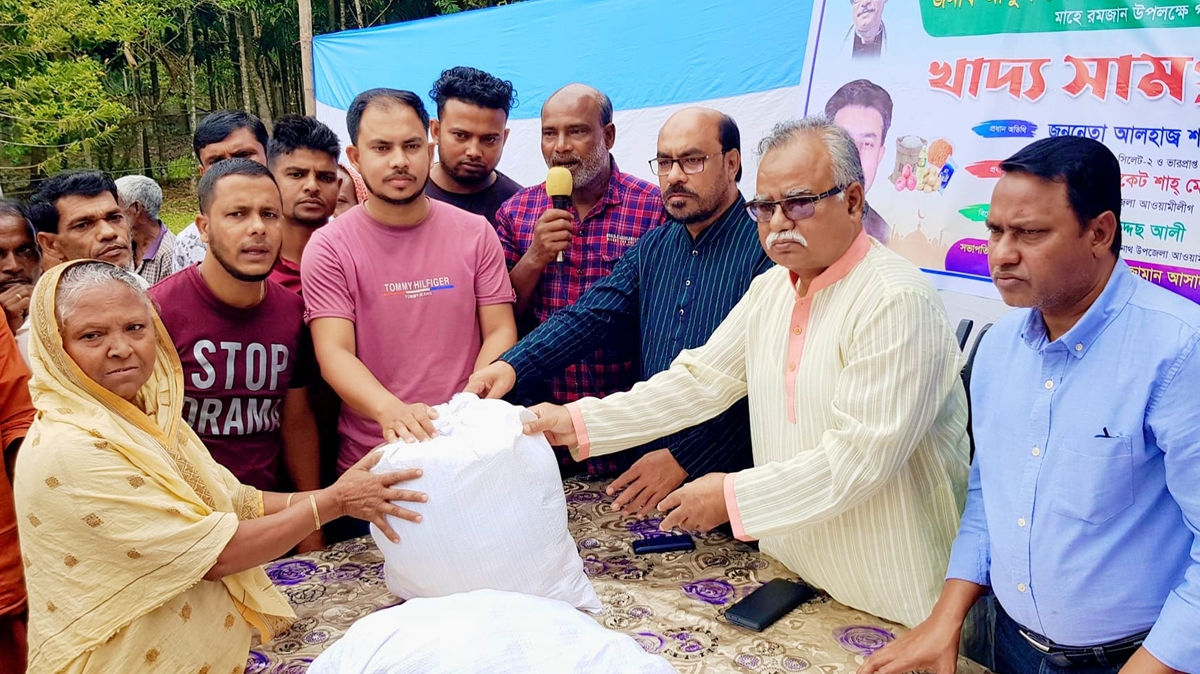 বিশ্বনাথে প্রবাসী চেরাগ আলীর পরিবারের খাদ্যসামগ্রী বিতরণ করলেন শফিক চৌধুরী