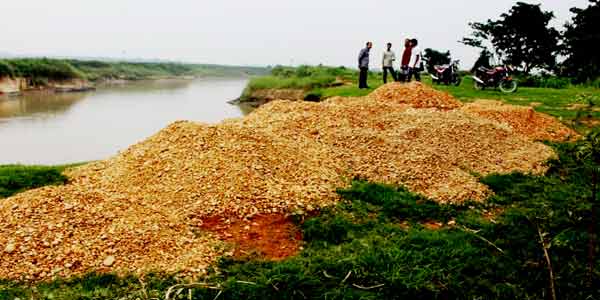 ছাতকে টিলা কেটে পাথর উত্তোলন!