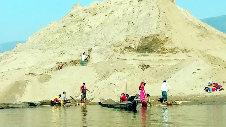 ধলাই নদীতে ‘চাঁদা না দিলে নৌকা ধরিয়ে দেওয়া হয় পুলিশের হাতে’