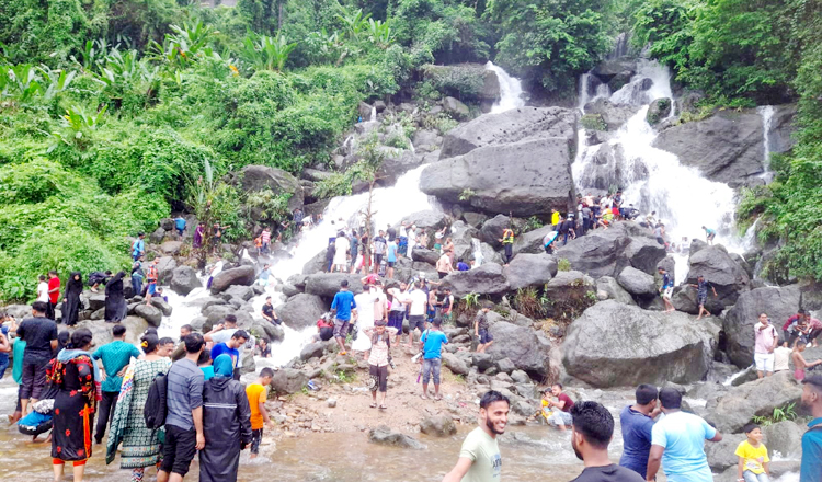 বৈরী আবহাওয়া উপেক্ষা করে মায়াবী ঝর্ণার সান্নিধ্যে পর্যটকরা