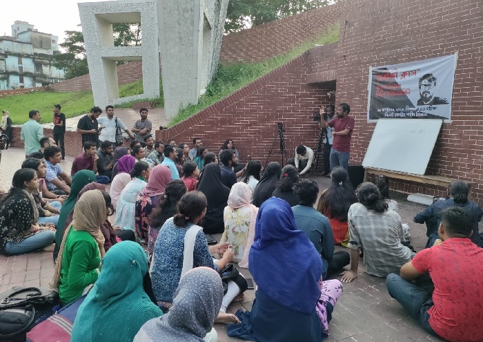 বিশ্ববিদ্যালয়ে ঢুকতে না পেরে সিলেট শহীদ মিনারেই ক্লাস নিলেন শিক্ষক