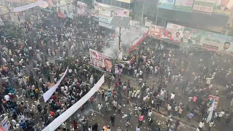 রাজধানীতে বিএনপি-আওয়ামী লীগ ও পুলিশের ত্রিমুখী সংঘর্ষ!