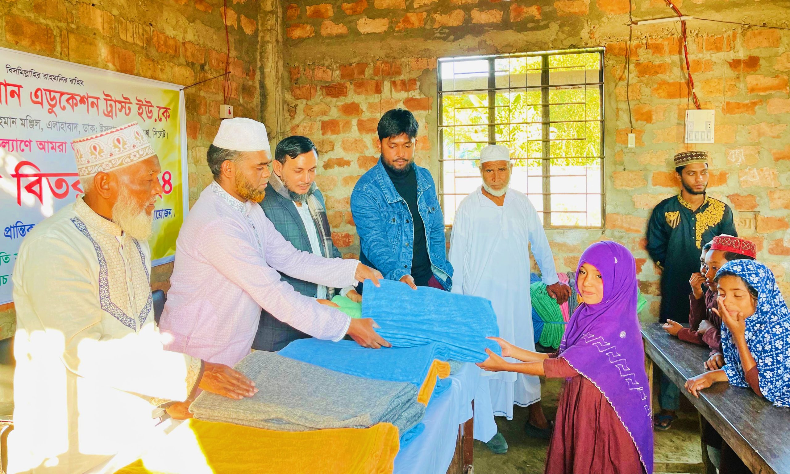 সিলেট সদরে আর রহমান এডুকেশন ট্রাস্টের উদ্যোগে শতাধিক শীতবস্ত্র বিতরণ