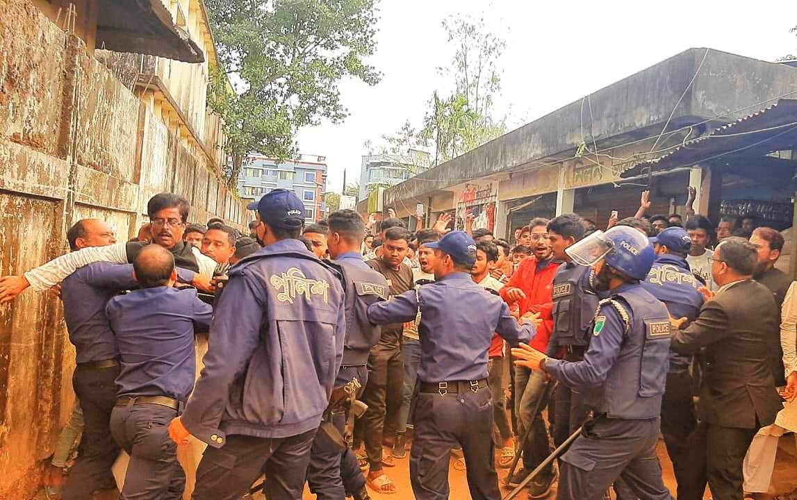 বড়লেখায় ছাত্রলীগের দুই গ্রুপের উত্তেজনা, পুলিশের বাঁধা