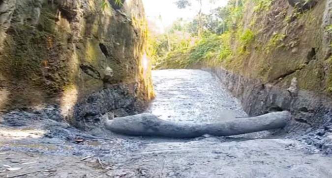 বড়লেখায় পাহাড় কেটে রাস্তা সম্প্রসারণে বেরিয়ে আসছে শিলা পাথরের বিরল বস্তু