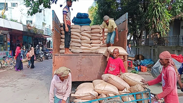 সুনামগঞ্জ সীমান্ত দিয়ে দেশে ঢুকছে কোটি কোটি টাকার ভারতীয় পণ্য