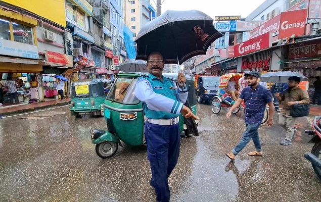 সিলেটের সড়কে ফিরল ট্রাফিক পুলিশ