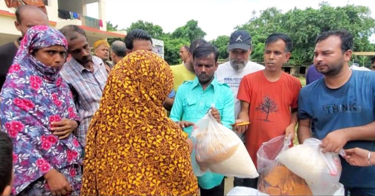 শুকনো খাবার নিয়ে বন্যার্তদের দ্বারে দ্বারে হিরো আলম