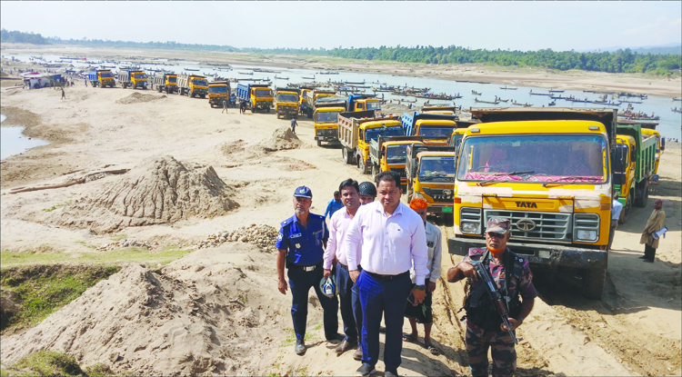 জাফলংয়ে ঝটিকা অভিযান : প্রশংসিত উপজেলা প্রশাসন